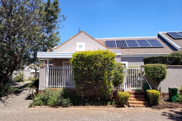 2 Bedroom Retirement House for Sale in Willow Park Manor